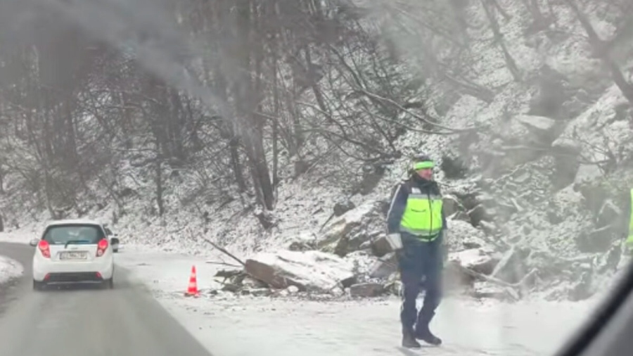 Край на неделния капан край Пасарел: Разчистиха скалната маса, шофьори продължават да предупреждават за \