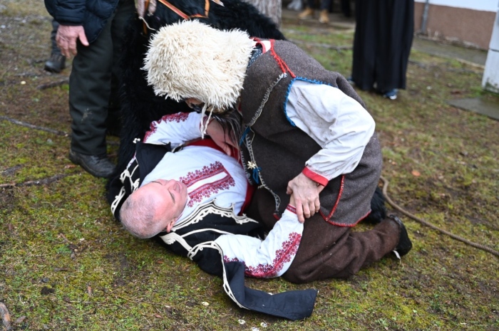 Кметът на Симитли се сборичка за здраве на Сурва в Сушица