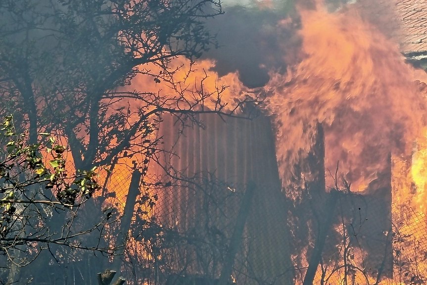 Тежки дежурства за огнеборците в Пернишко: Пет пожара със сериозни щети са гасени през почивните дни