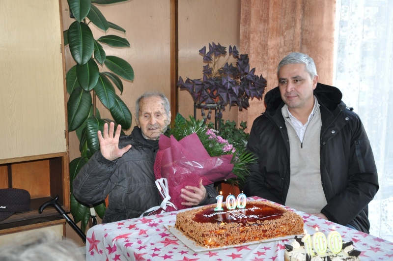 Бивш полицай с младежки дух духна 100 свещички в Разлог