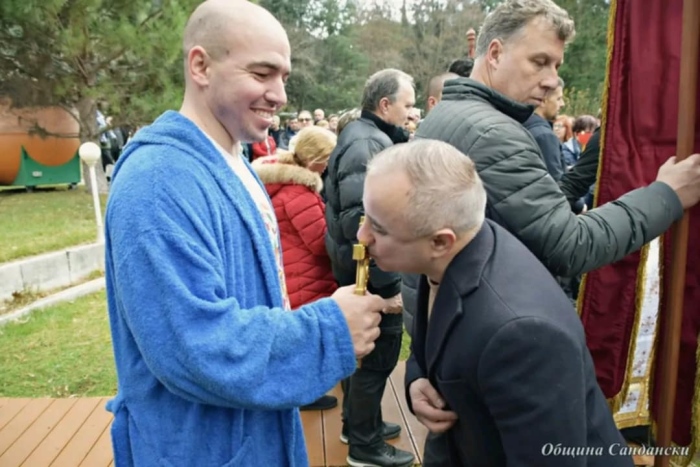 Спасителят на богоявленския кръст в Сандански дари събраните 8 000 лв. за болното сираче Йоан