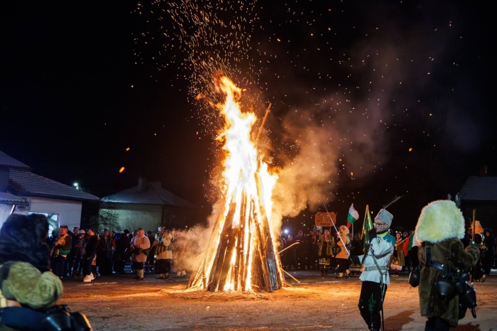 Лумнаха огньовете на Сурва и събудиха духа на Пернишкия край