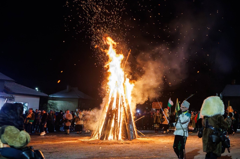 Лумнаха огньовете на Сурва и събудиха духа на Пернишкия край