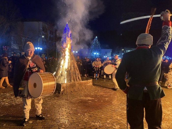 Сурвакарското шествие в Трън възроди огъня и ритуала „Традиционна сватба“