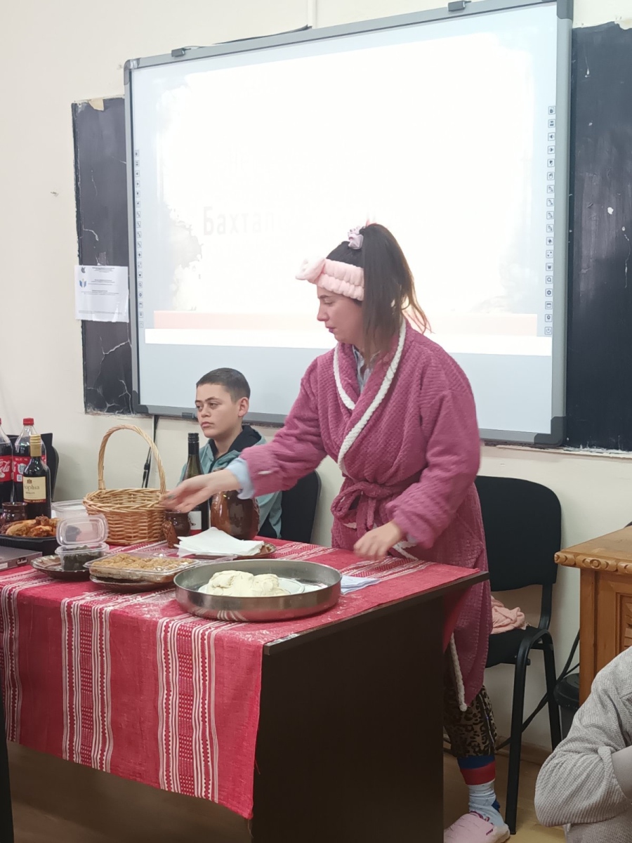 С музика и традиционни ритуали посрещнаха Банго Васил в ПГСС-Кюстендил