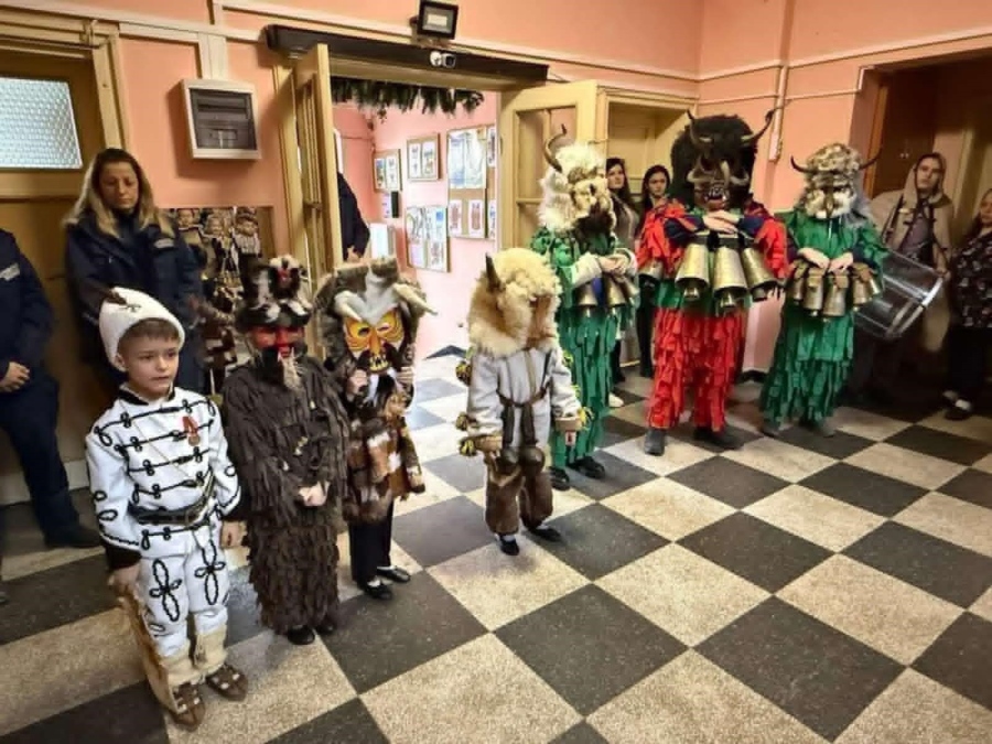 Полицаи от Перник гостуваха на малчуганите от ДГ „Българче“  за празника „Сурва”  