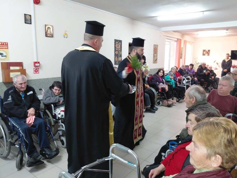 Водосвет за здраве отслужиха в Дома за хора с увреждания в Кюстендил