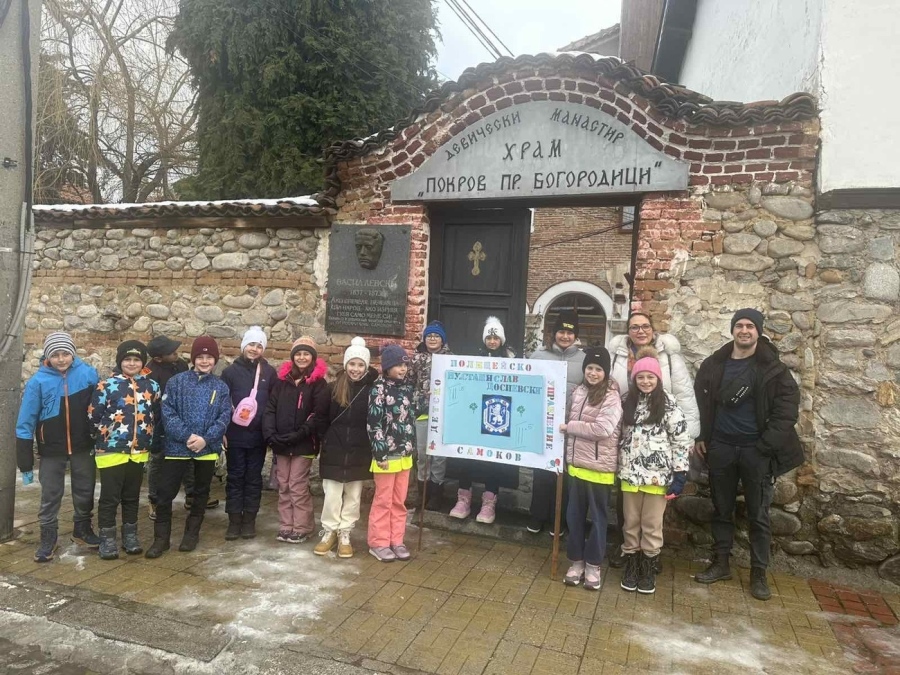 Членовете на Детското полицейско управление с урок за вярата в Девическия манастир 