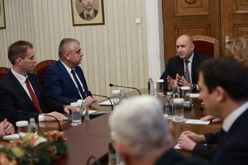 АПС благодари на Радев и не отхвърли възможността третият мандат да се изпълни