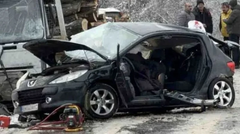 Тежка катастрофа в Ловешко, загинаха баща и дъщеря:Издирва се шофьор на камион