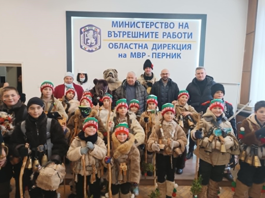 Традициите на „Сурва” влязоха и в полицията на Перник: Групата от Кралев дол с благословии за здраве и късмет