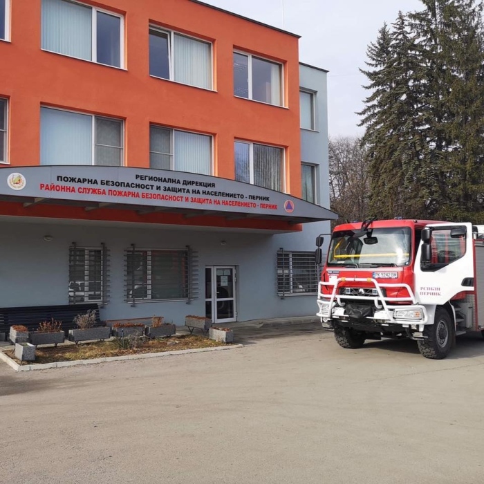 Горя втория етаж на кметството в Долна Диканя, 66-годишен мъж е с изгаряния по гърба