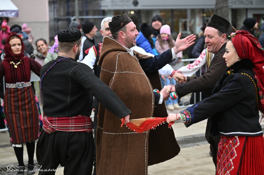 Елешница разлюля „Сурва“! Кукерите от Елешница вдигнаха Перник на крака с автентична сватба