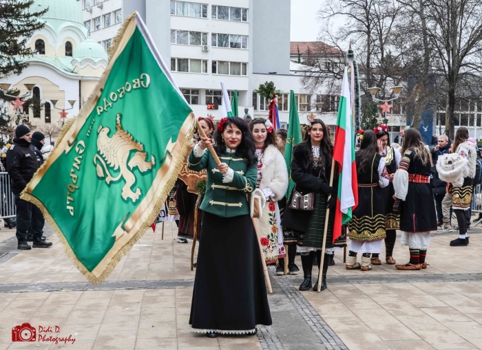 Главният счетоводител на община Дупница Мая Атанасова развя байрак и поведе групата на Джерман на маскарадния фестивал „Сурва” в Перник