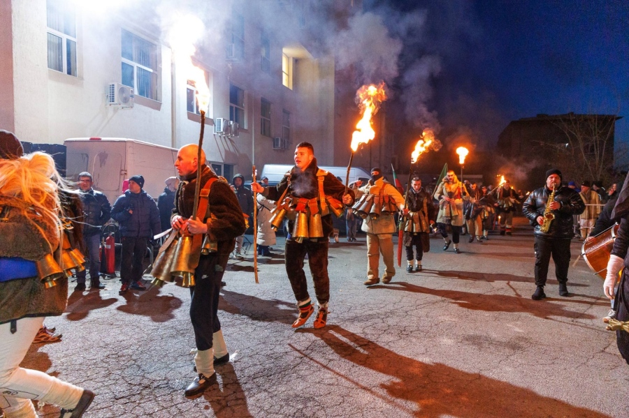 В ритъма на чанове и тъпани! „Тайнството на Сурва“ събра стотици  на пъстро шествие в Радомир 
