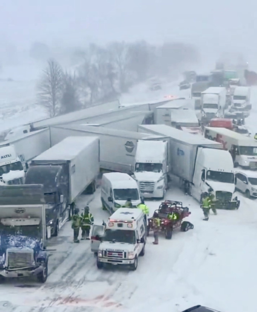 Ад на пътя: Верижна катастрофа с над 100 коли и камиони в Мичиган