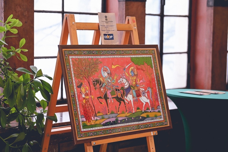 Картини върху коприна и палмови листа пренесоха ежедневието на Индия в Перник