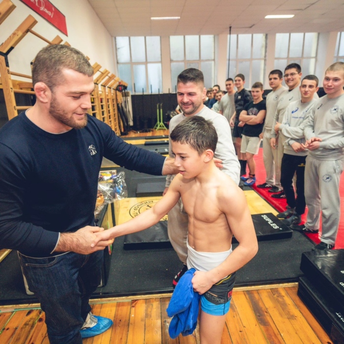 Олимпийският шампион Магомед Рамазанов вдъхнови млади борци от Перник и изгря  на Стената на славата