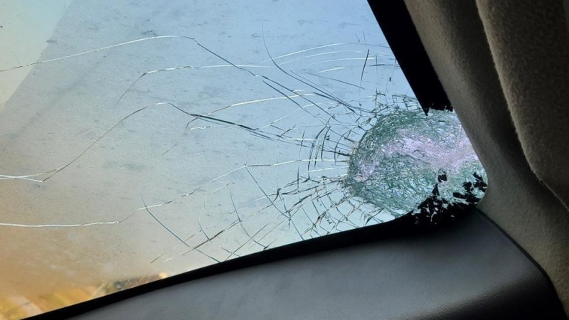 Хулиганство на пътя! Шофьор на Фолксваген хвърли камък по „колега” в Перник