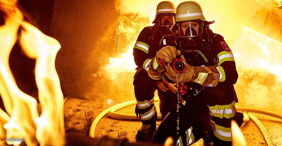 Стопанска постройка и кафе-фургон горяха в Пернишко, огнеборци спасиха съседни сгради