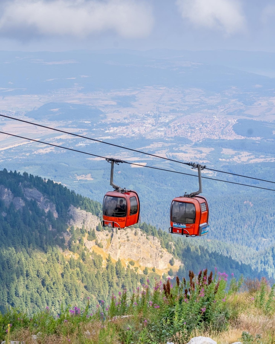 Пиян самоковец изби прозорците на 2 кабинки от лифта в Боровец