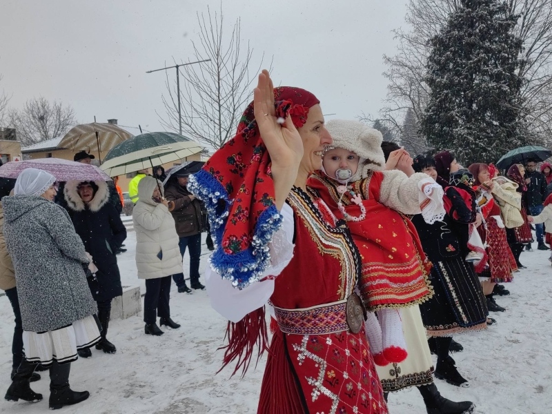В заснежената Баня: „Крадоха“ бабинчета от цедилките на бабите за здраве