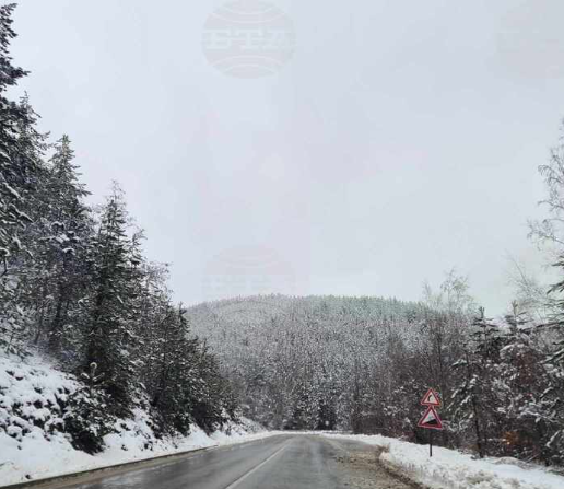 Свалиха ограниченията за движение при зимни условия в Кюстендилско, пътищата са почистени