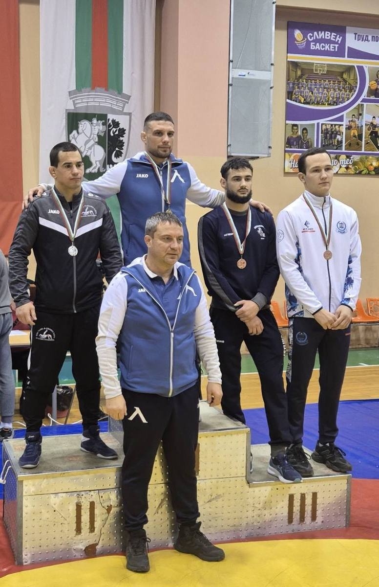 Пожарникарят шампион Августин Спасов  от Дупница блести със сребро от държавното по борба