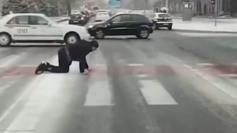 Зимен абсурд в Скопие: Пешеходец изпълзя през булевард, за да не се пребие на леда
