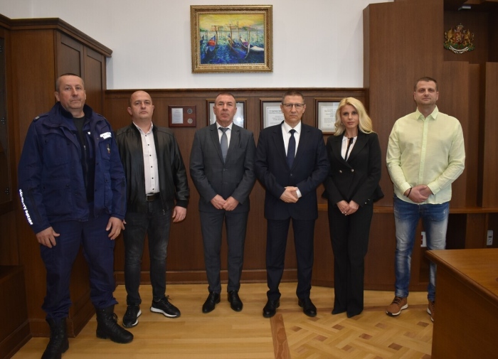 Сарафов награди лично полицаите от Ихтиман, разкрили крупния въоръжен грабеж от инкасо автомобил