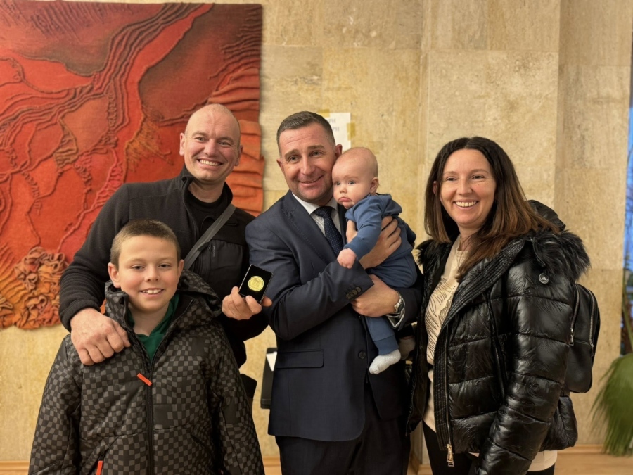 Община Самоков връчи почетни плакети със знаците на града на децата родени през 2025 година