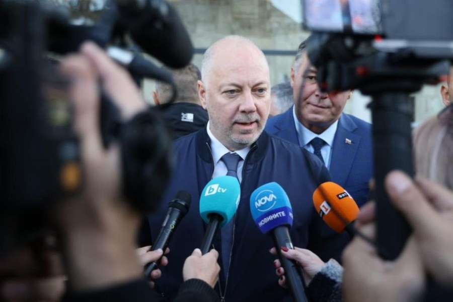 Желязков се връща у нас от Съвета за мир, чакали го с протест на летището