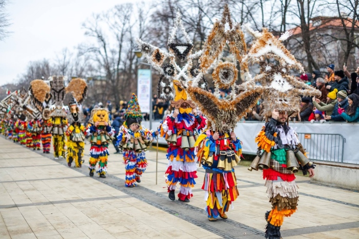 Втори уикенд Перник живее в ритъма на маскарадната магия: Градът посреща хиляди