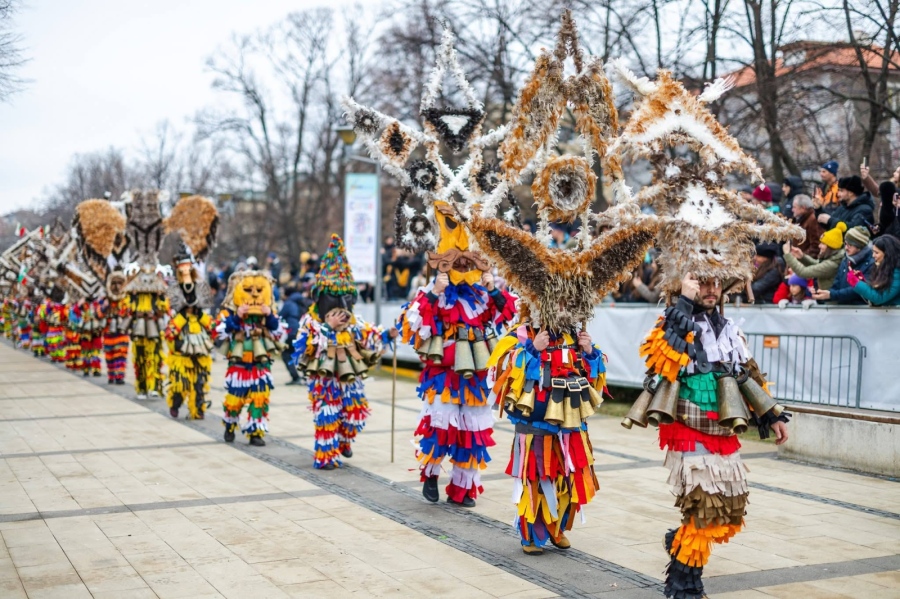 Втори уикенд Перник живее в ритъма на маскарадната магия: Градът посреща хиляди