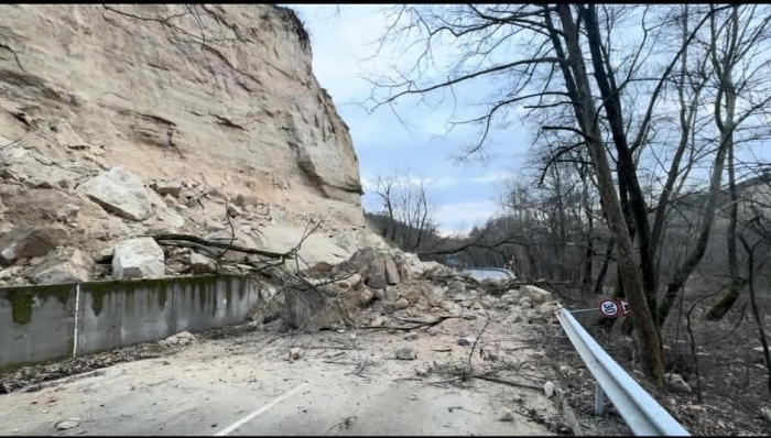 Пътят за Мелник е възстановен частично, отворен е в едната посока
