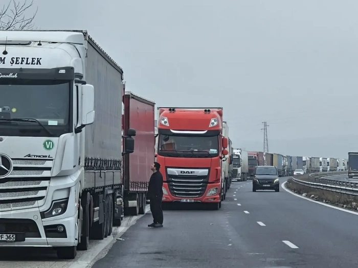 Около 15 километра колона от тирове чака пред \