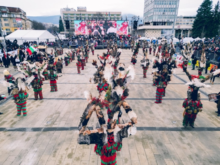 С мечкари и ритуали Перник пулсира в ритъма на сурвакарските шествия, и Тервел Пулев дефилира
