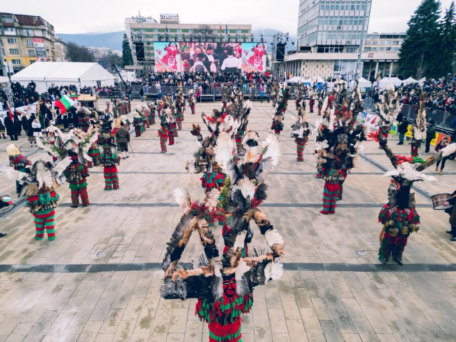 С мечкари и ритуали Перник пулсира в ритъма на сурвакарските шествия, и Тервел Пулев дефилира