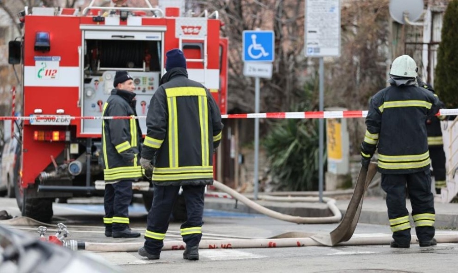 Горя покрива на къща в Благоевград