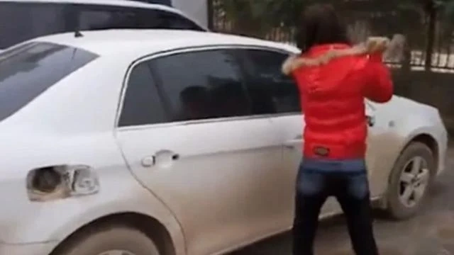 Жена от Брезник изпадна в амок и потроши предното стъкло от колата на съпруга си