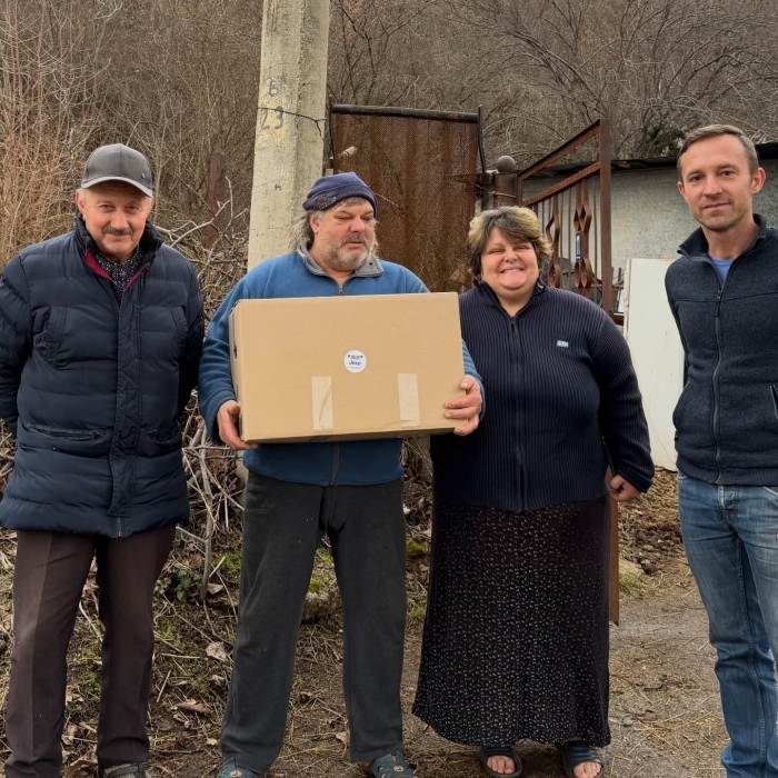 Доброволци и известни личности раздадоха пакети с храна из недостъпни села в Земенско