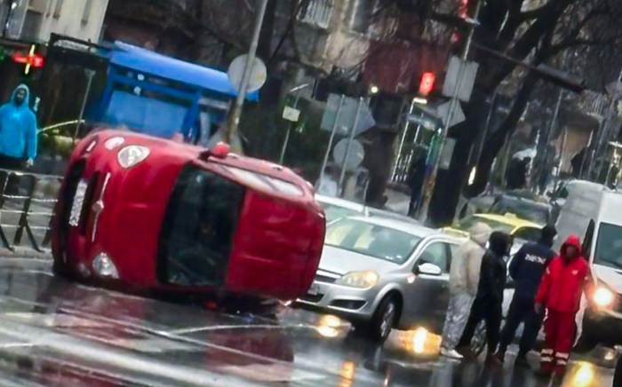  Каскада  в Благоевград: кола се обърна заради преминаваща линейка