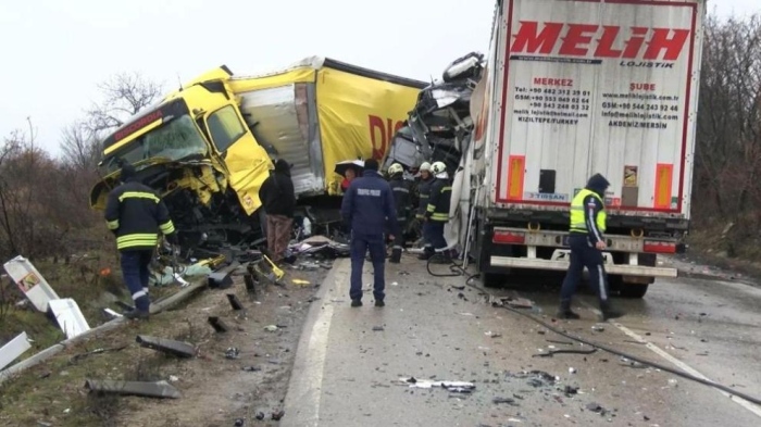 Тежка катастрофа с три камиона и кола на главен път Е-79, има загинал