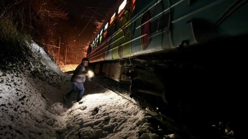 Бързият влак Кюстендил - София дерайлира преди гара Земен  заради паднали на релсите скали