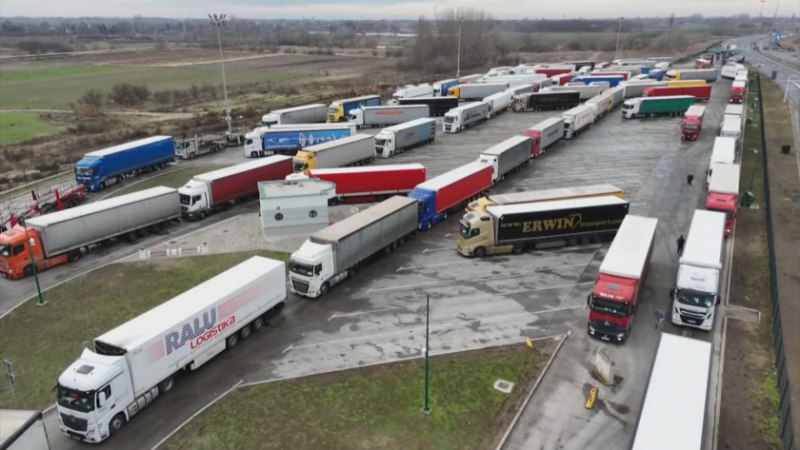 Втори ден блокада на западните ни граници за камиони