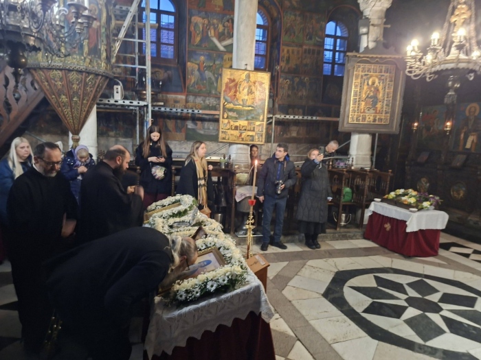 С молитви за утеха! Вярващи в Благоевград сведоха глави пред православни светини от Гърция