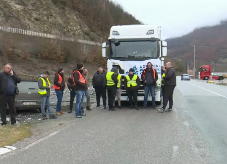 Блокада на границата! Полицията пренасочва камиони заради  протестите на „Гюешево”,  паркингът - препълнен