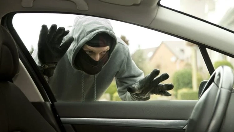 Крадец видя незаключена кола и остави самоковка без халати и бельо