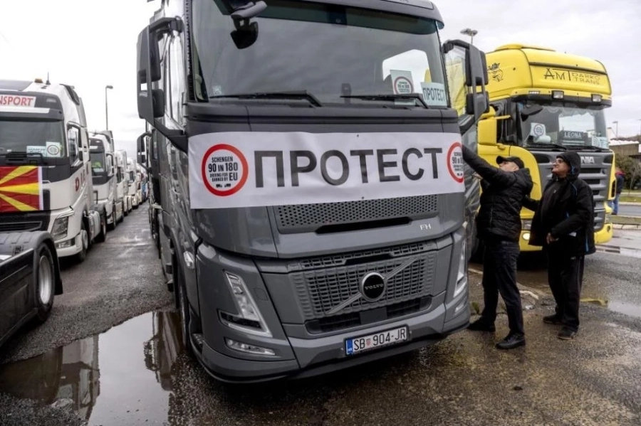 Преустановено е пропускането на камиони през западната ни граница