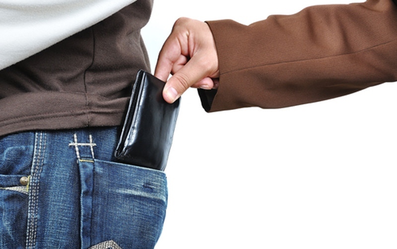 Две жени задигнаха близо 18 000 лева от джоба на мъж в столичен мол